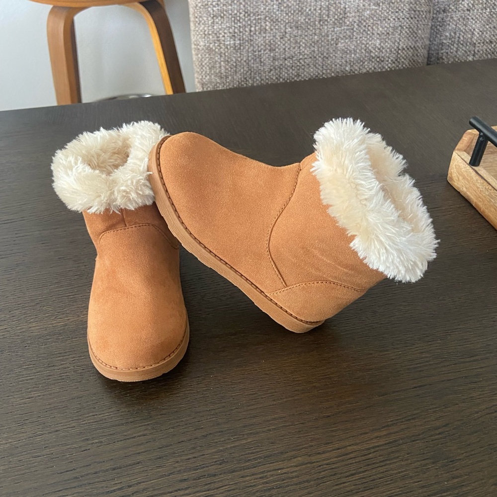 Cat & Jack girls winter cozy boots size 9 toddler, worn once!